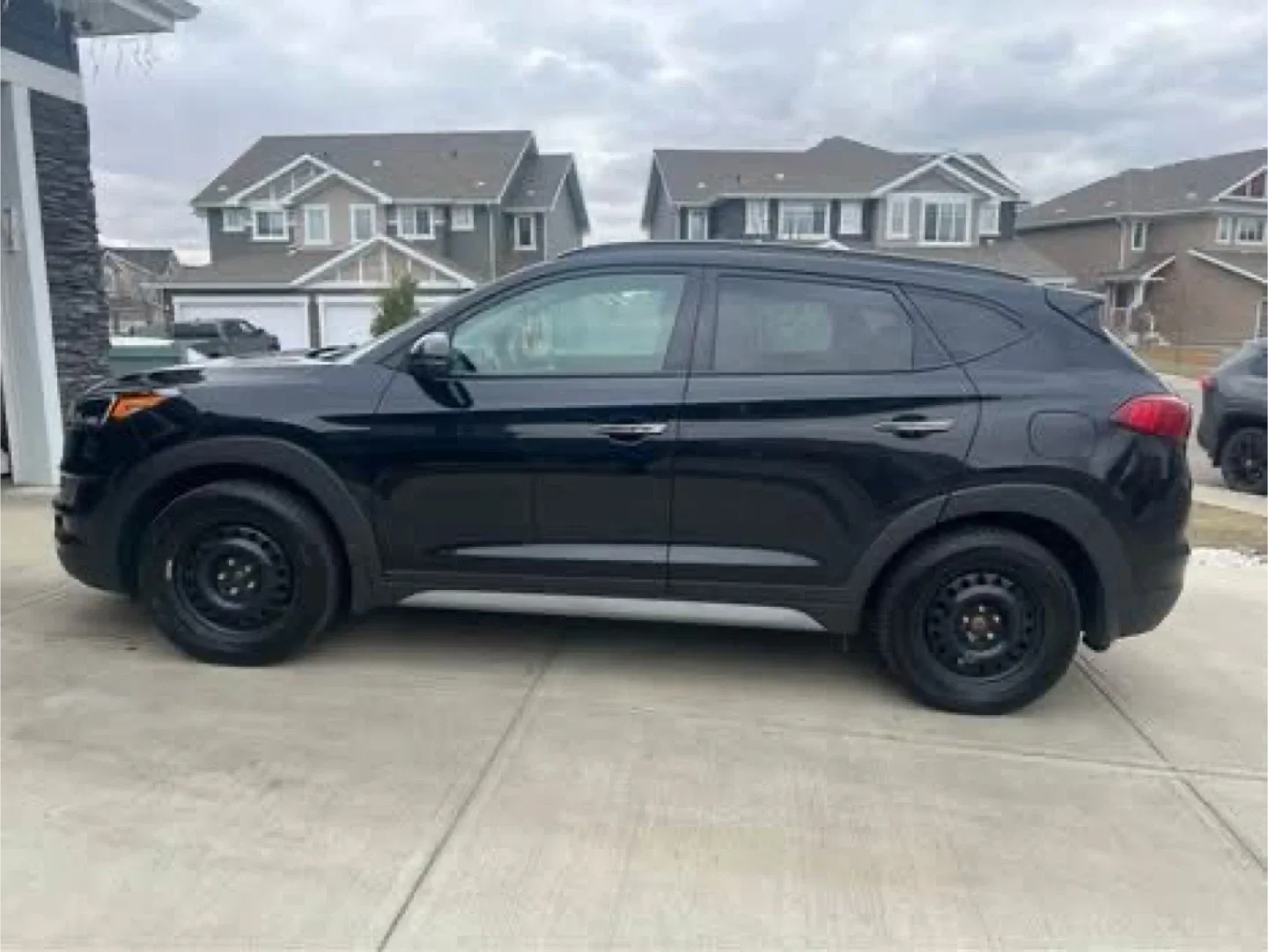 Hyundai Tucson - Black SUV image indicator(9)