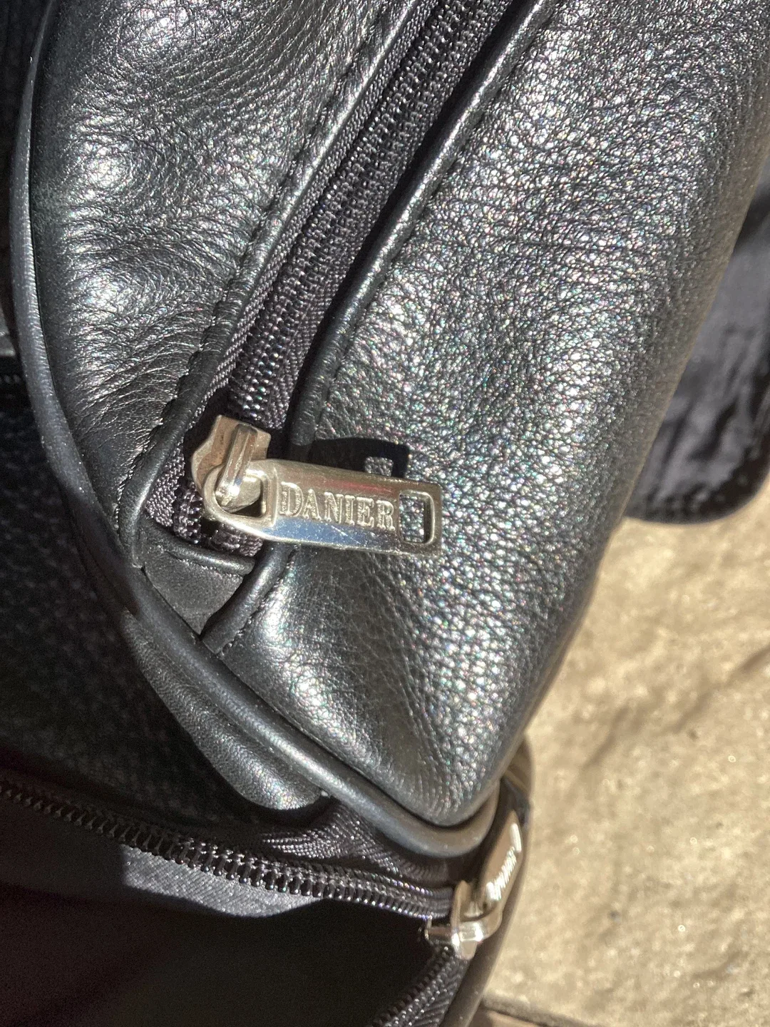 GREAT DANIER LEATHER PULL ALONG DUFFEL BAG image indicator(6)