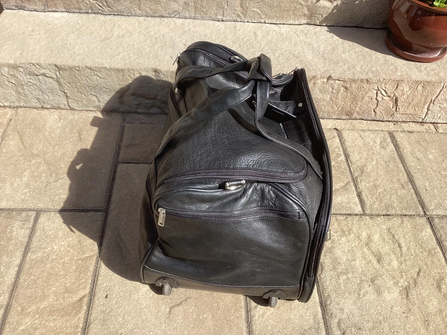 GREAT DANIER LEATHER PULL ALONG DUFFEL BAG image indicator(3)