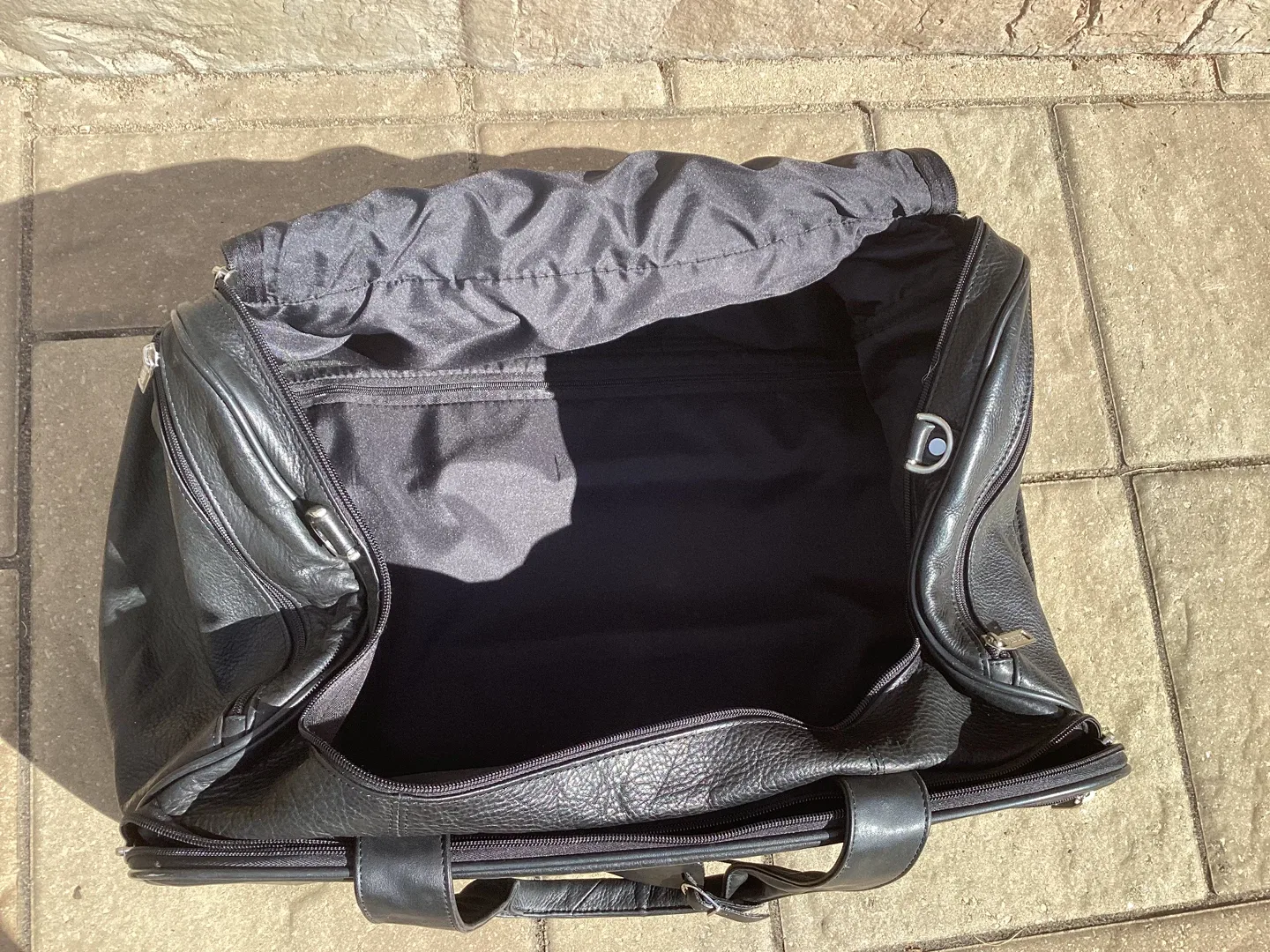 GREAT DANIER LEATHER PULL ALONG DUFFEL BAG image indicator(5)