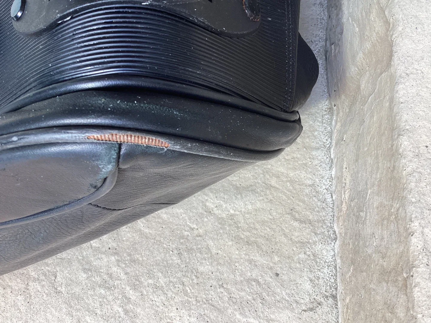 GREAT DANIER LEATHER PULL ALONG DUFFEL BAG image indicator(9)