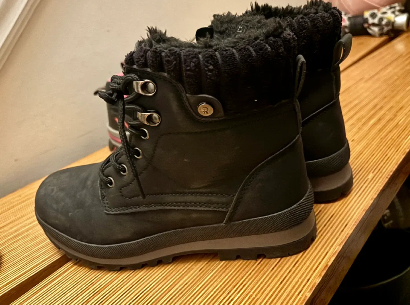 Boots/ Athletic Shoes/ size 7.0 image indicator(2)