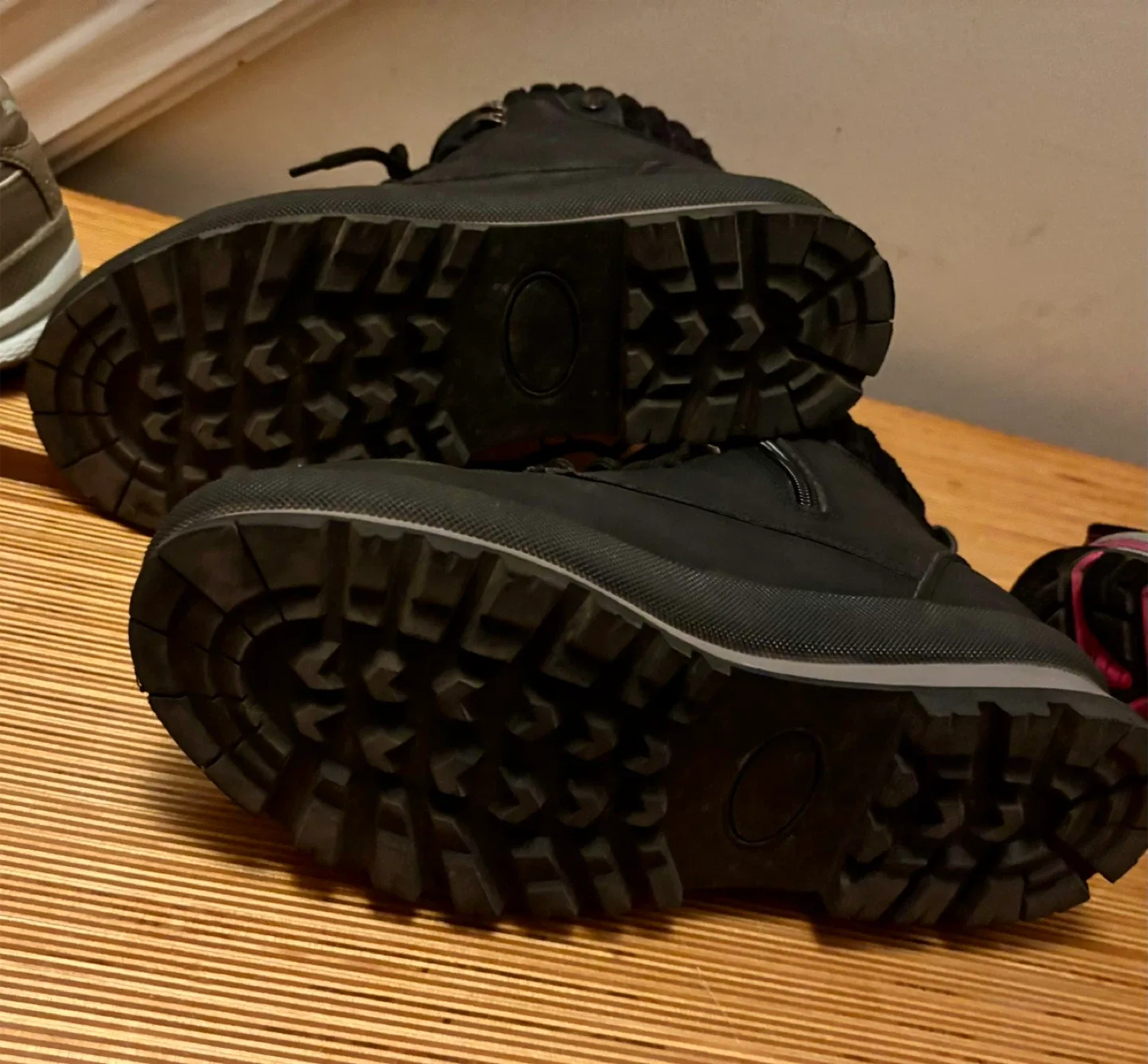 Boots/ Athletic Shoes/ size 7.0 image indicator(3)