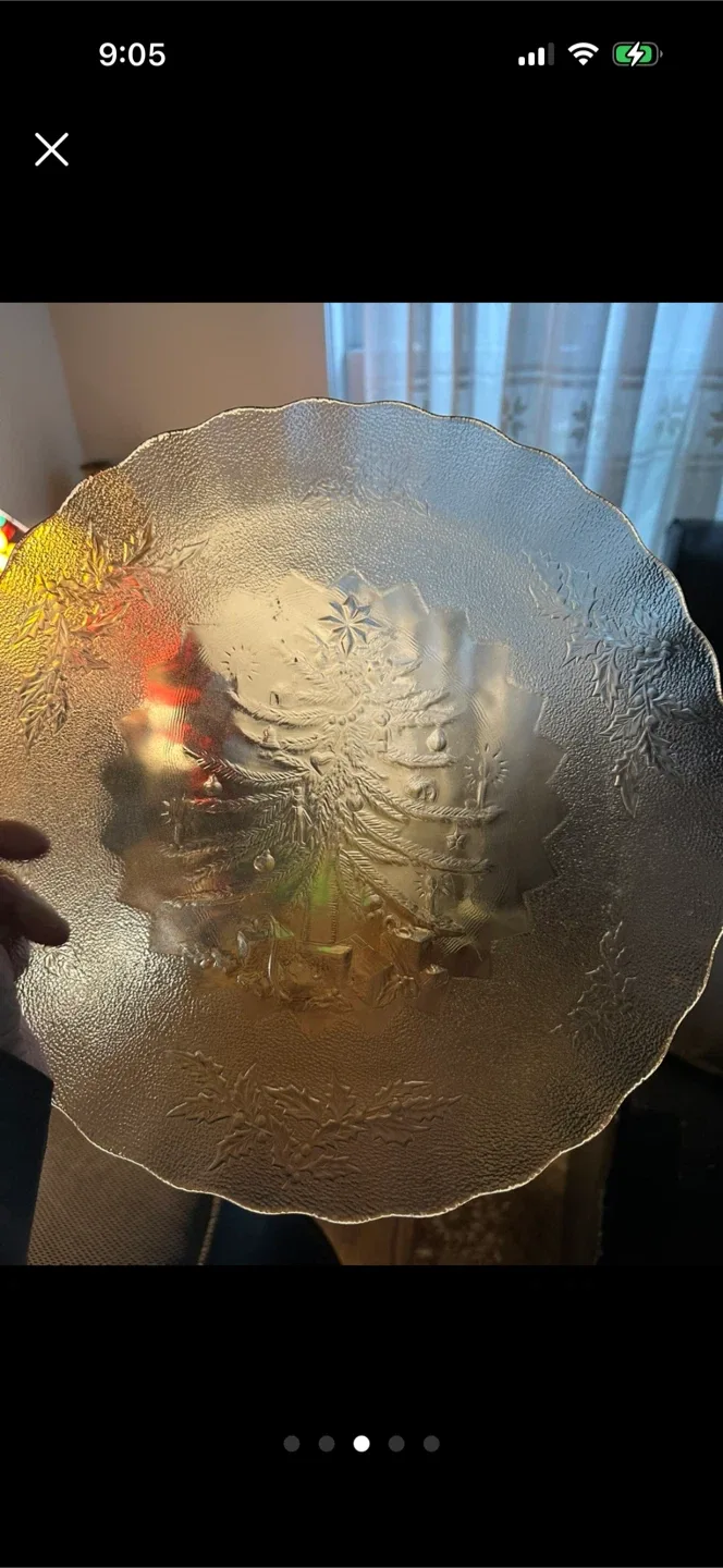 Glass Serving Platter with Leaf Design image indicator(2)