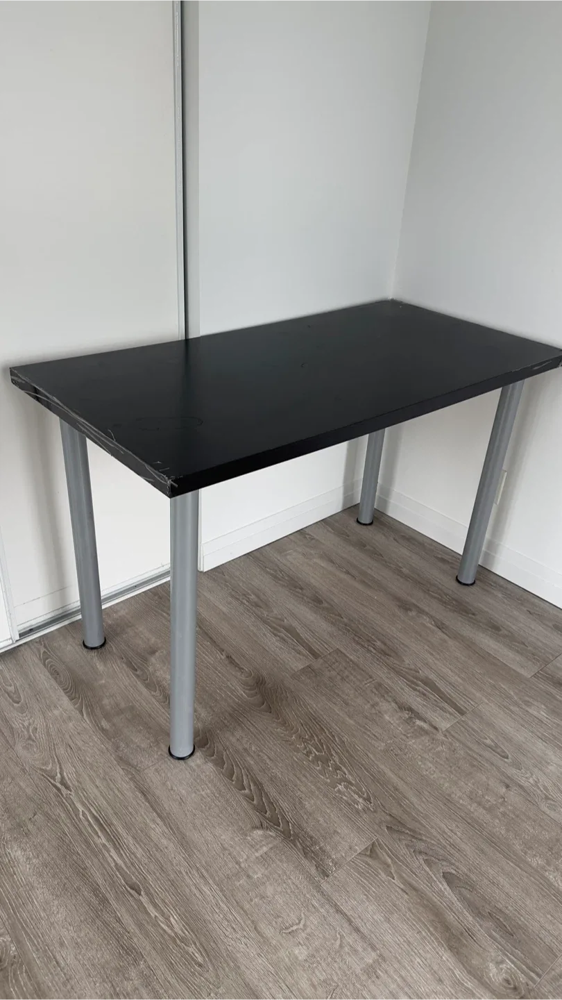 Black Desk with Silver Legs image indicator(2)