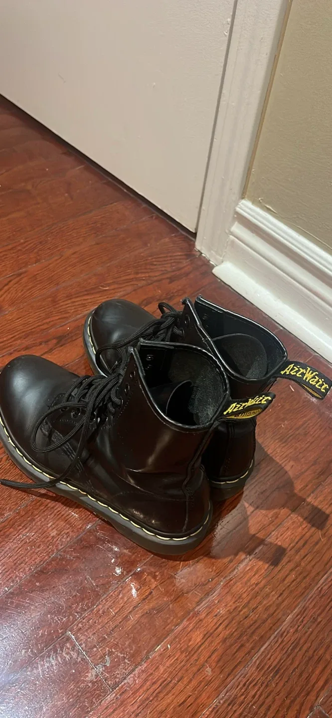 Dr. Martens Black Leather Boots W7 image indicator(4)