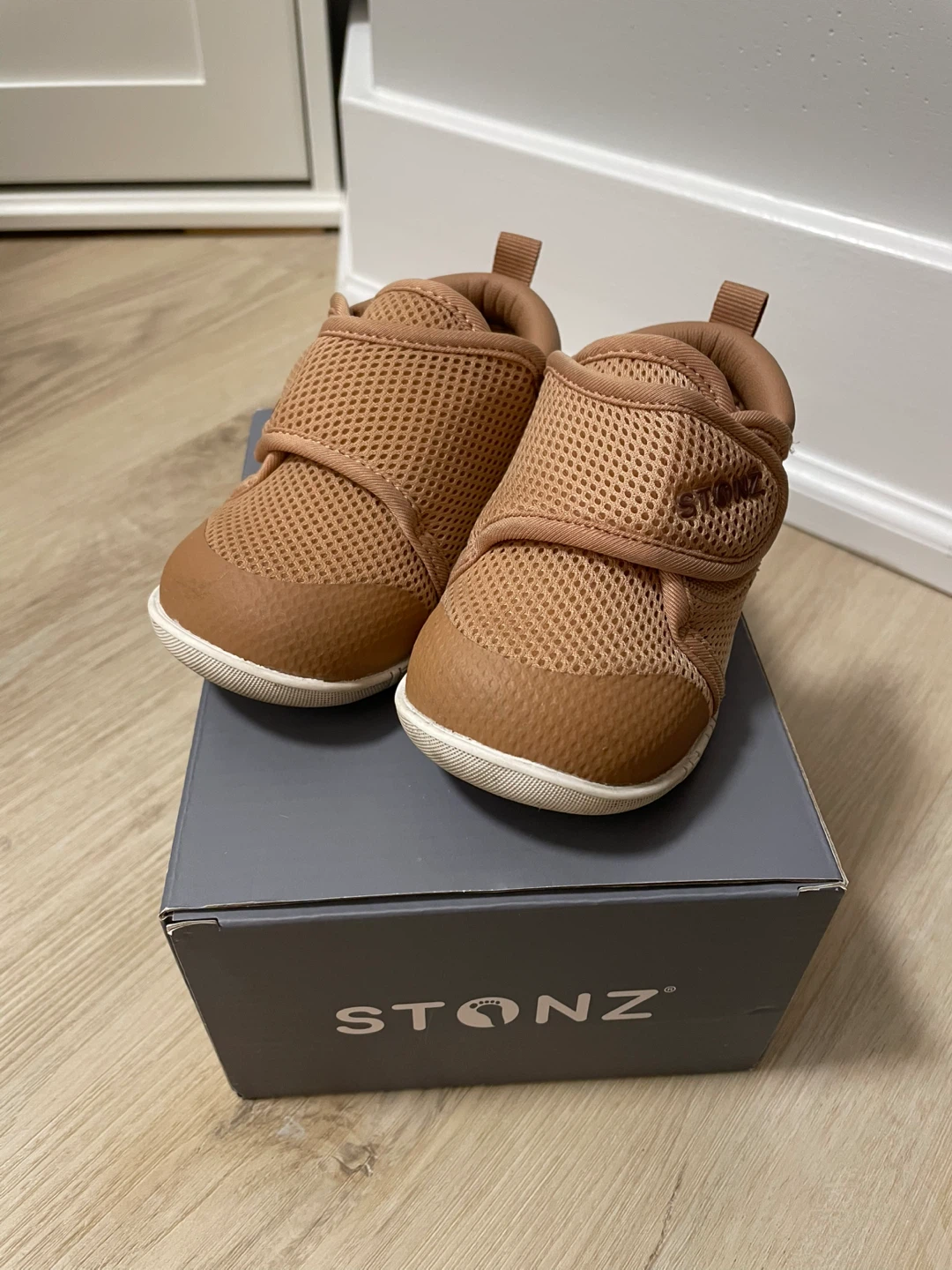 Stonz Toddler/Baby Shoes Size 6 - Like New! - photo 2