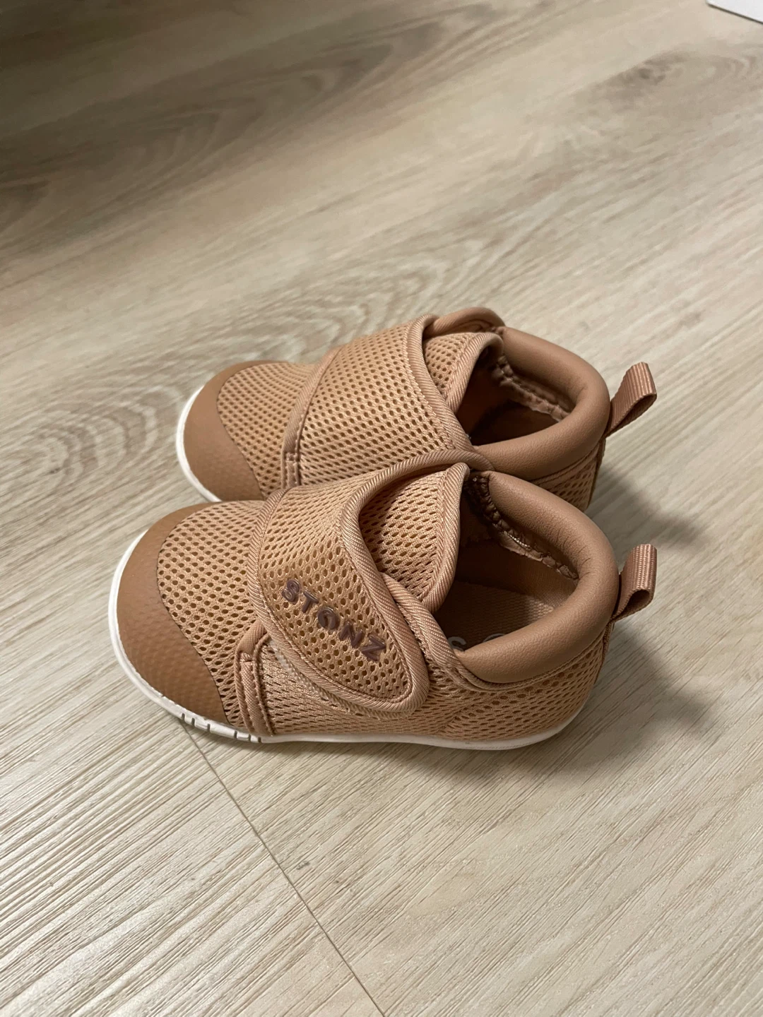 Stonz Toddler/Baby Shoes Size 6 - Like New!