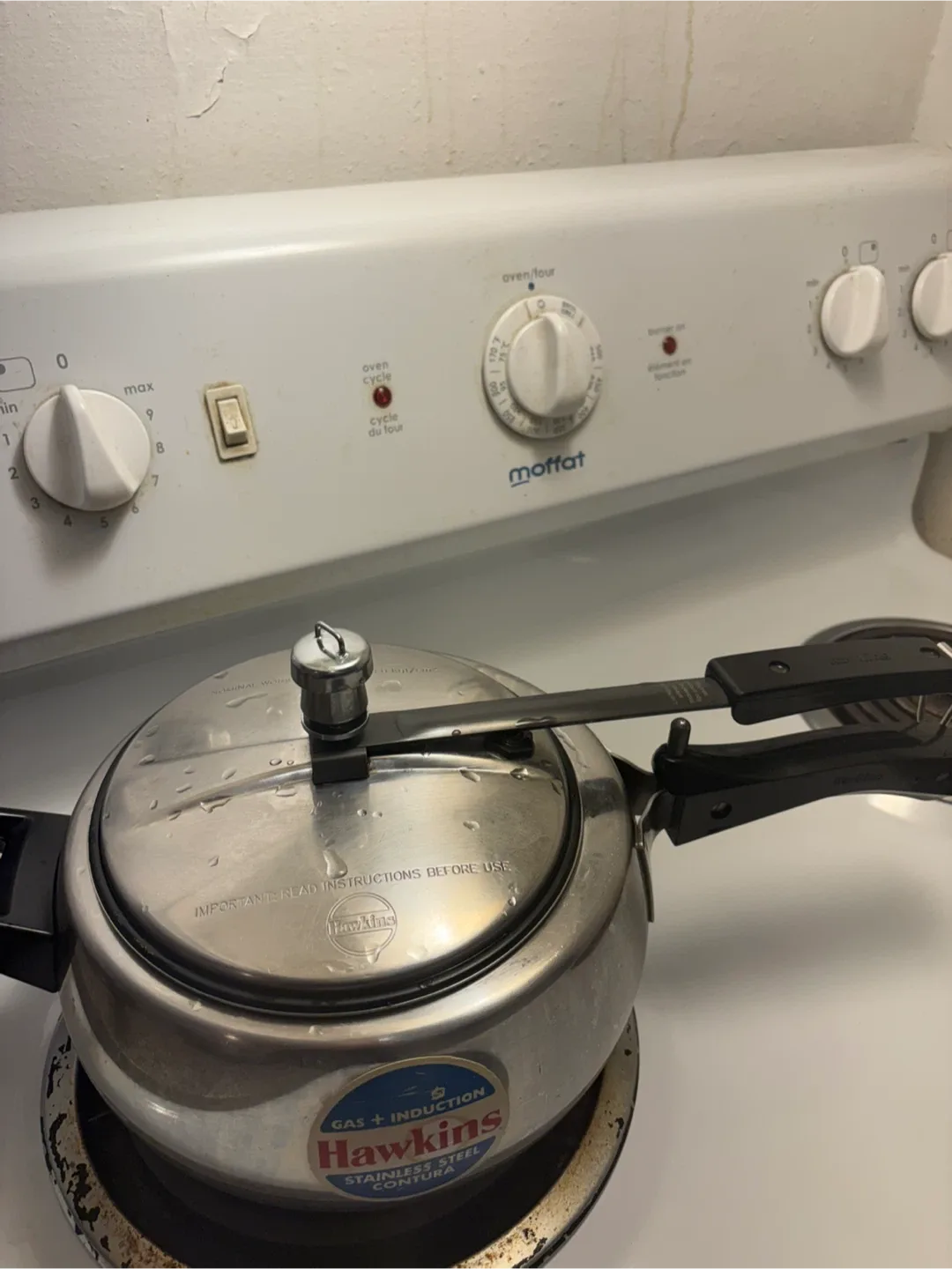 Hawkins Stainless Steel Contura Pressure Cooker and Wok set image indicator(2)