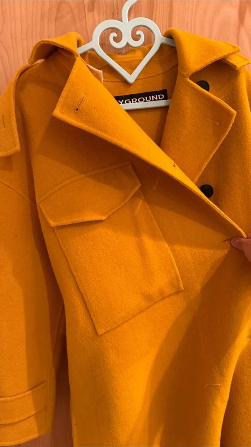 Playground Yellow Coat image indicator(2)