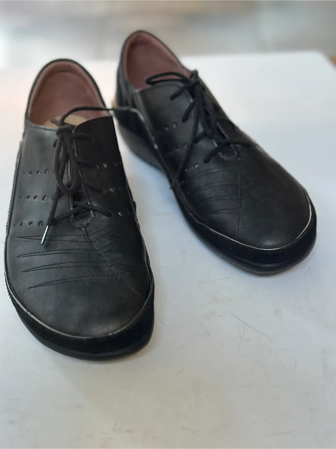 Like NEW! NAOT Leather Shoes - Size EUR 39 / US 8-8.5 image indicator(2)