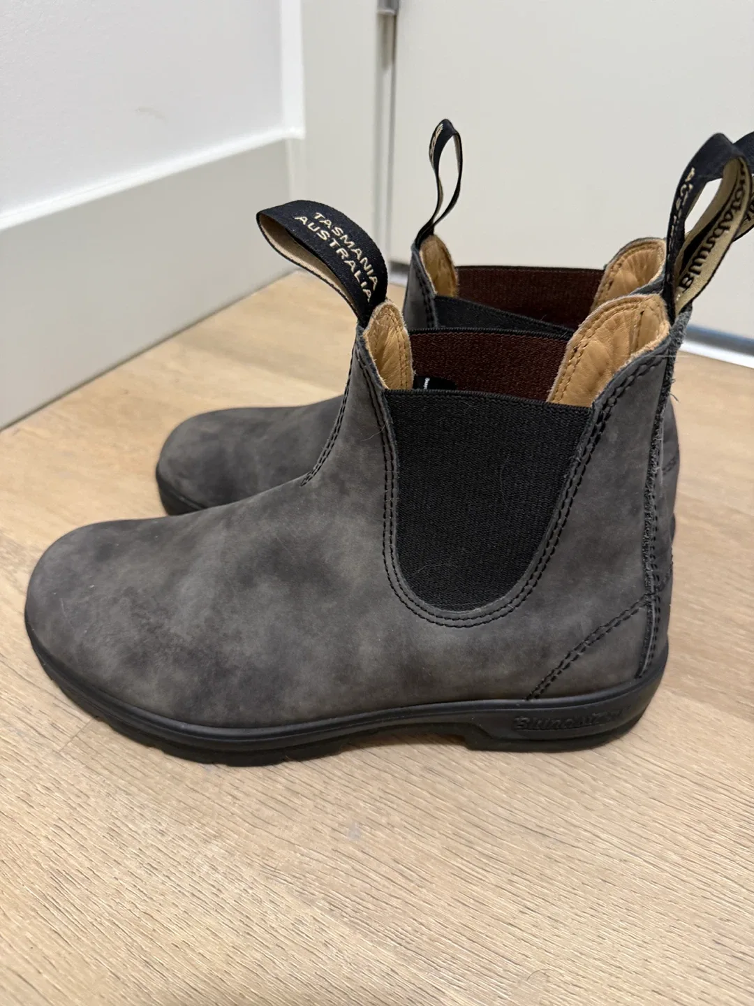 Blundstone 584 Rustic Brown Chelsea Boots, Size 7 image indicator(3)