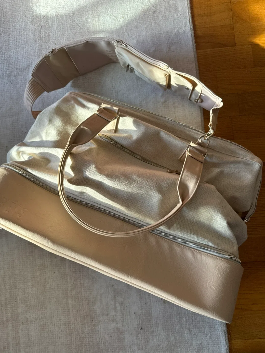 Béis The Weekender Beige Tote Bag image indicator(3)