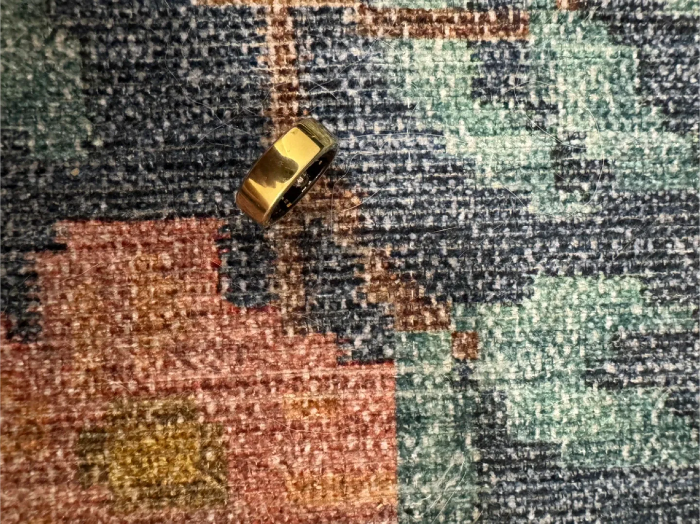 Gold Oura Ring Gen 3 - Size 9 image indicator(3)