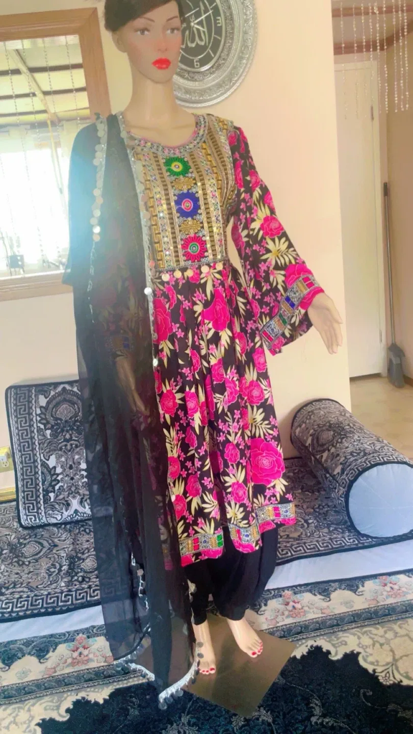 Afghan Traditional Dress image indicator(2)