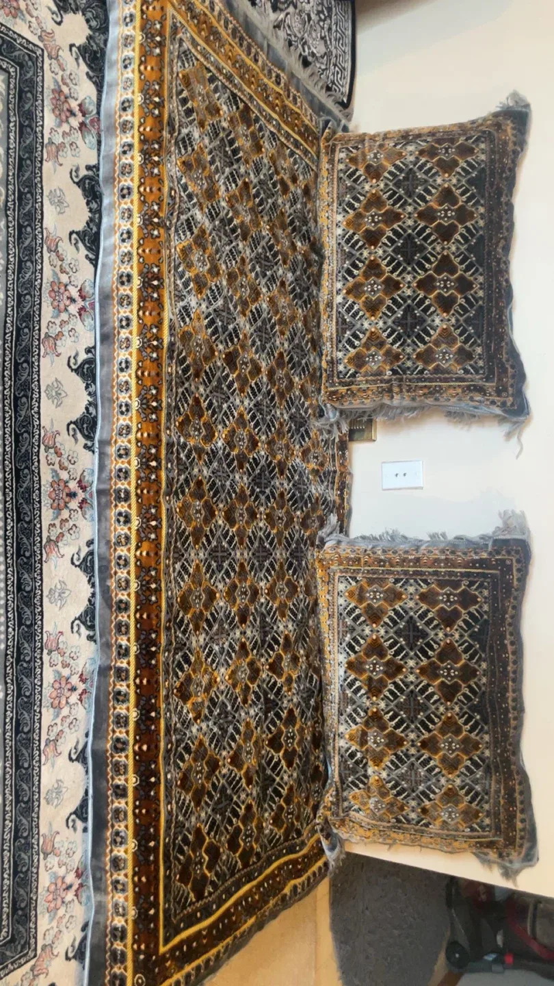 Rug and Pillow Set image indicator(2)