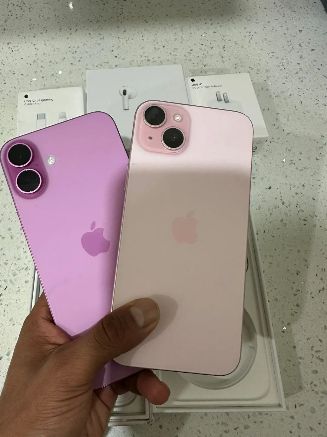 iPhone 15/16 Plus 128 GB LIKE NEW + FREE AIRPODS thumbnail