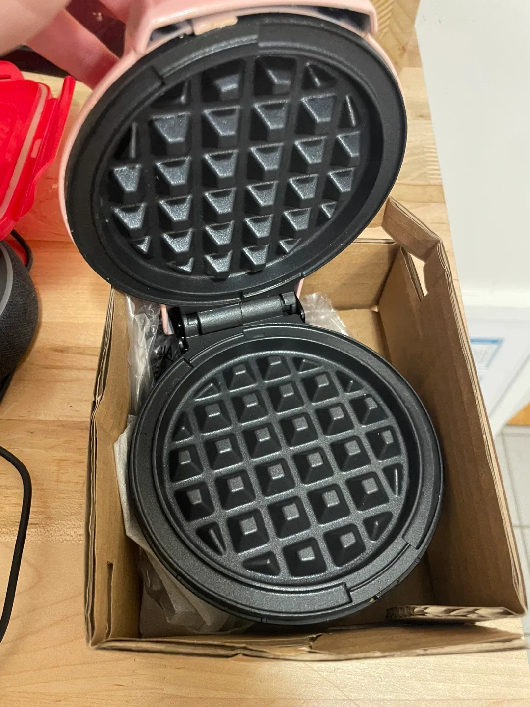Dash Mini Waffle Maker - Pink - in Box image indicator(3)