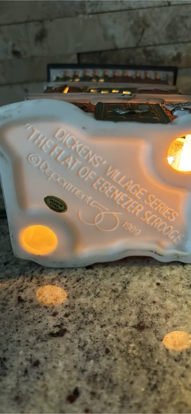 Department 56 Dickens' Village - The Flat of Ebenezer Scrooge image indicator(4)