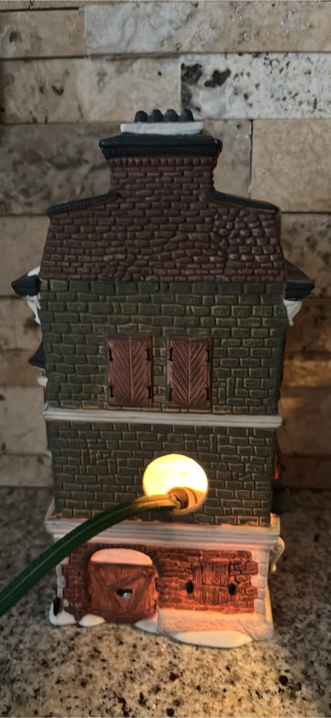 Department 56 Dickens' Village - The Flat of Ebenezer Scrooge image indicator(2)