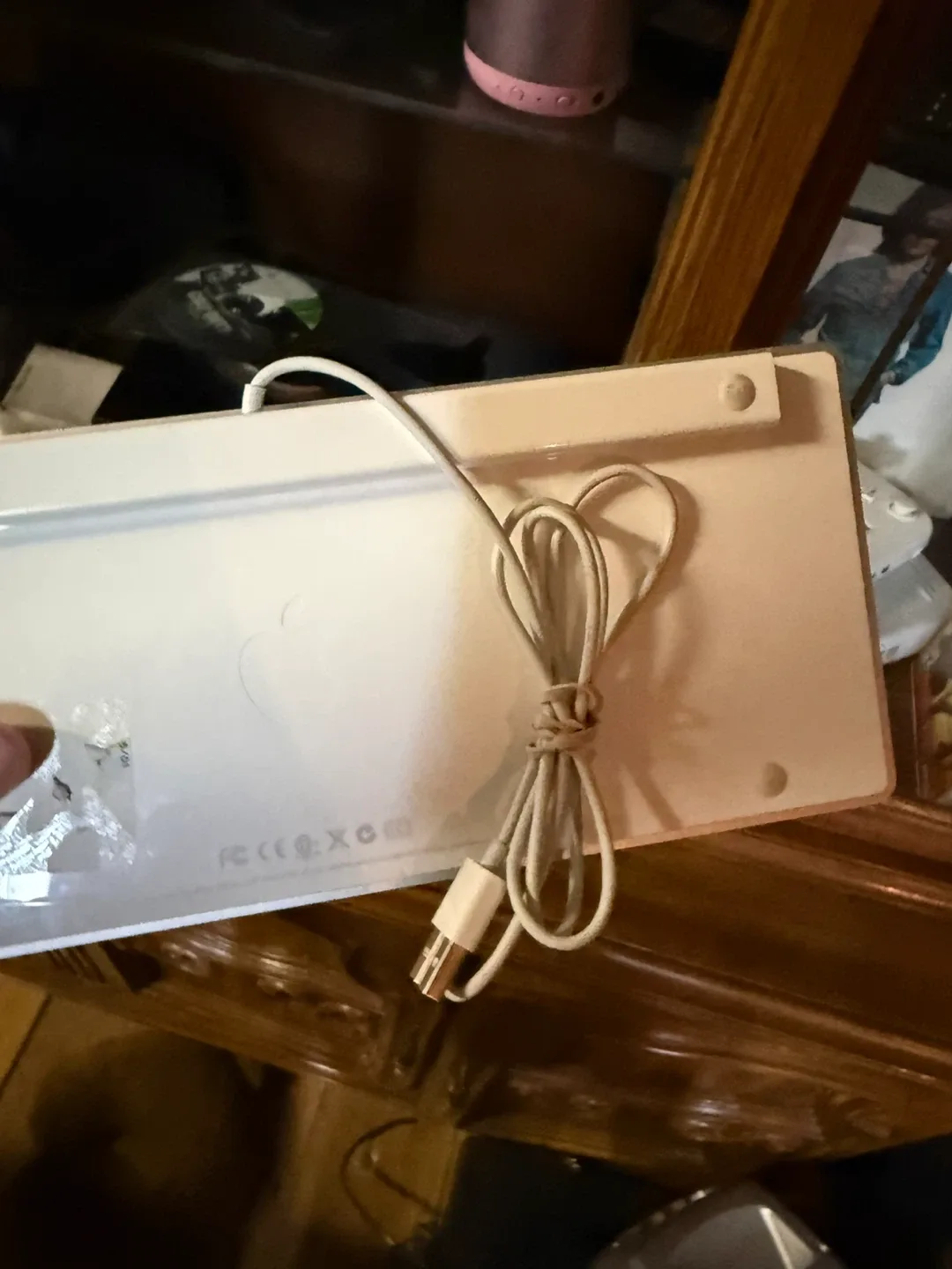 Apple Magic Keyboard - White image indicator(2)