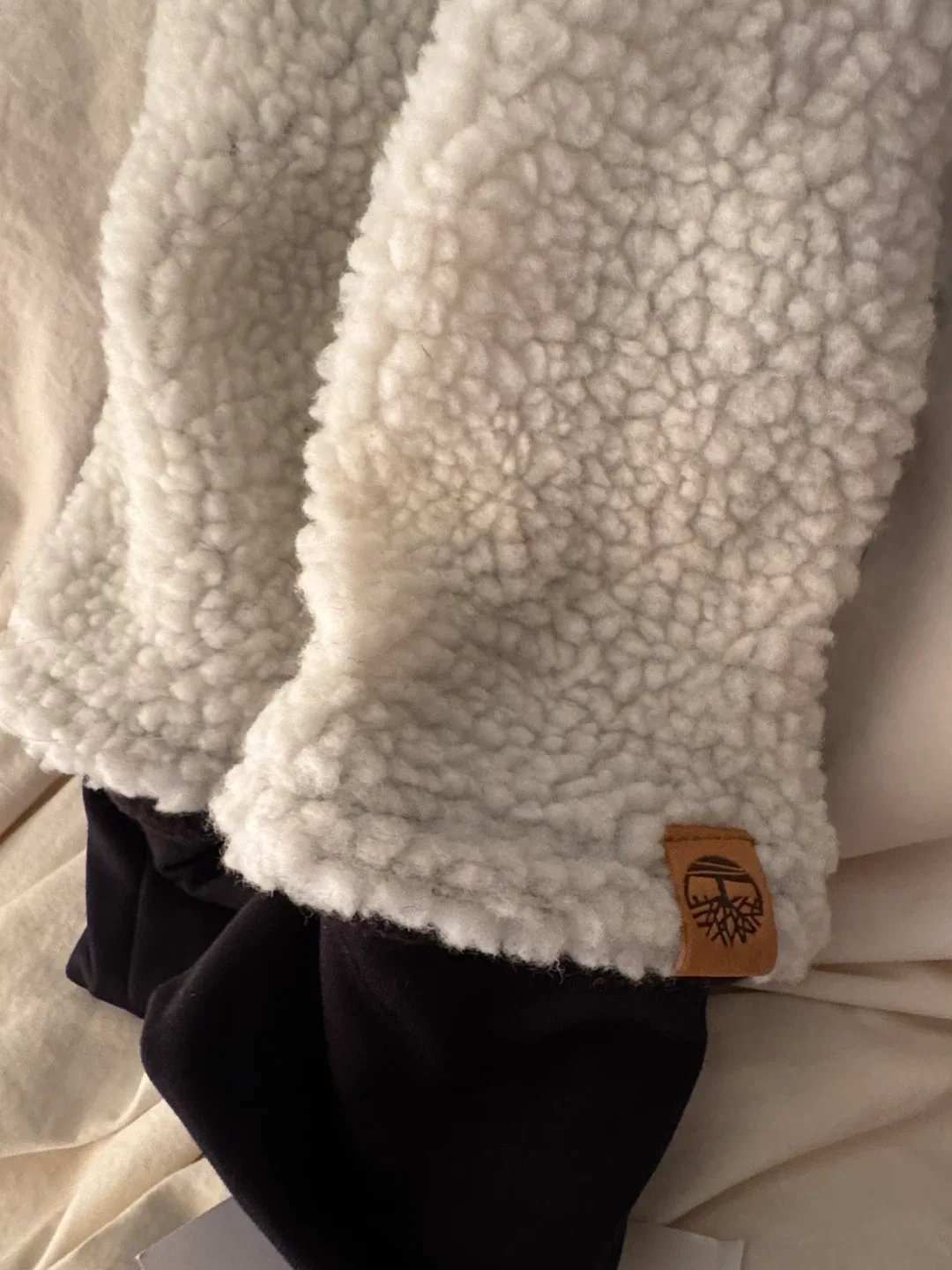 Timberland Sherpa Mittens - Black & White image indicator(2)