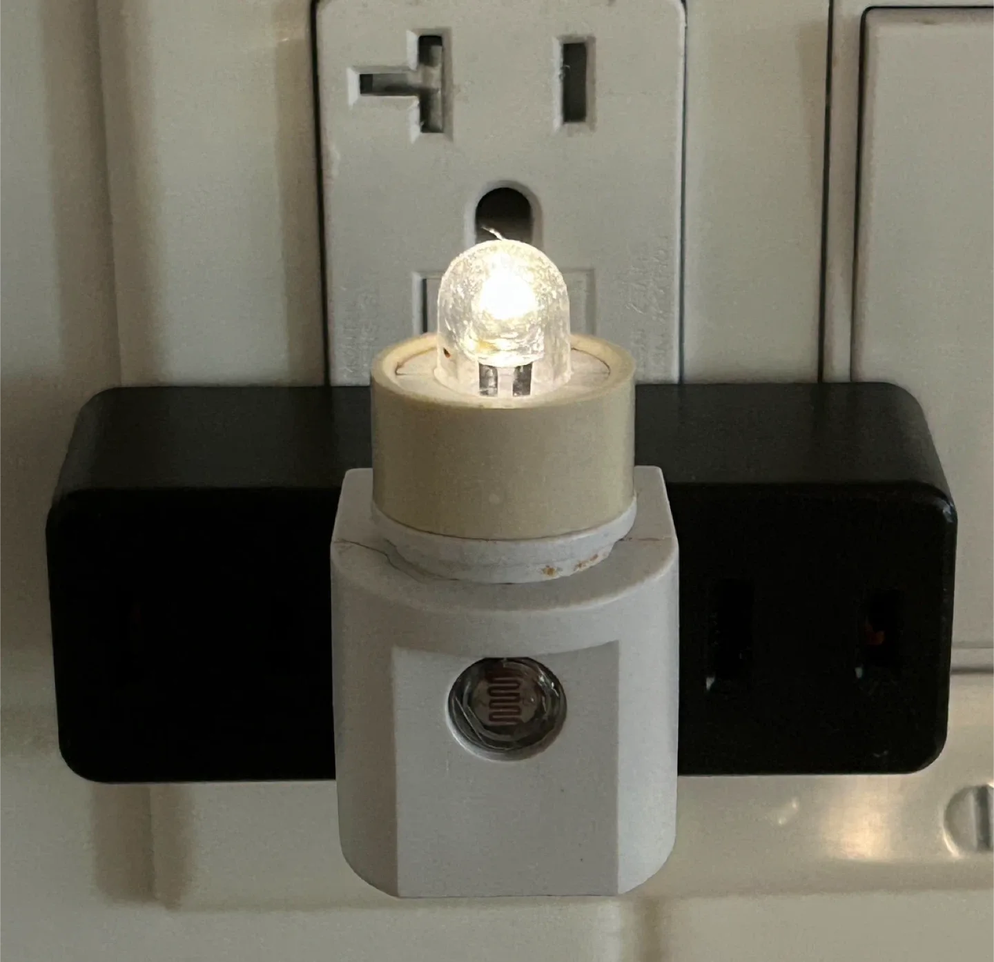 Leviton & Litesun Multi Outlet Adapter image indicator(5)