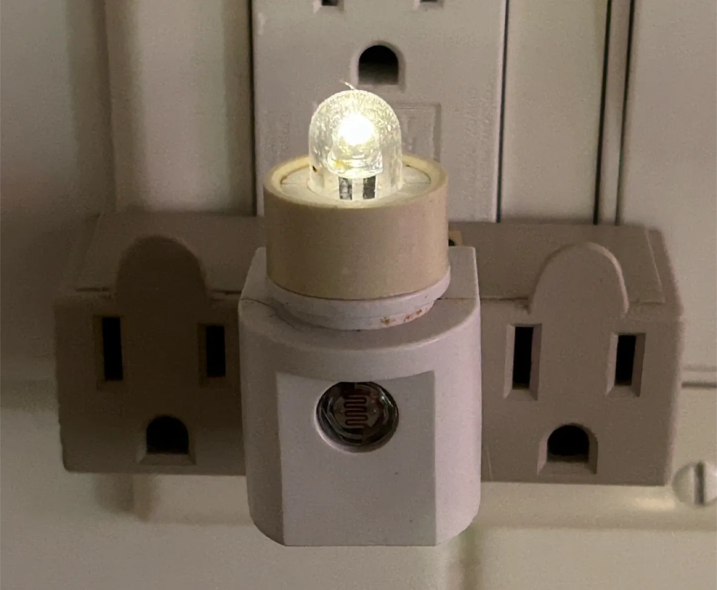 Leviton & Litesun Multi Outlet Adapter image indicator(8)