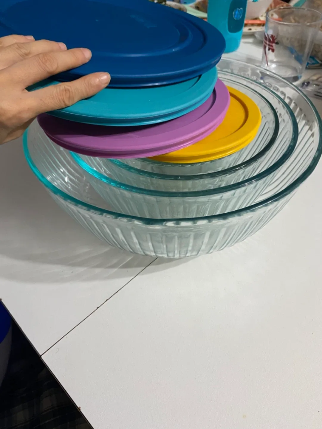 New Pyrex Glass Bowl Set with Lids - Like New! image indicator(3)