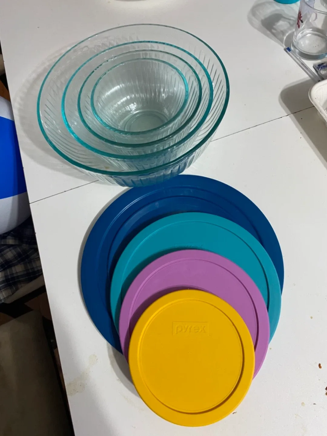 New Pyrex Glass Bowl Set with Lids - Like New! image indicator(2)