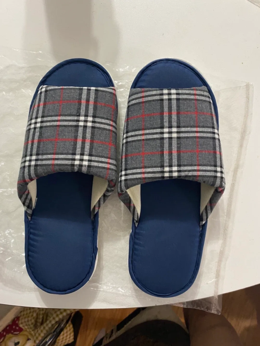 All for $8 Brand New winter indoor Slippers image indicator(2)