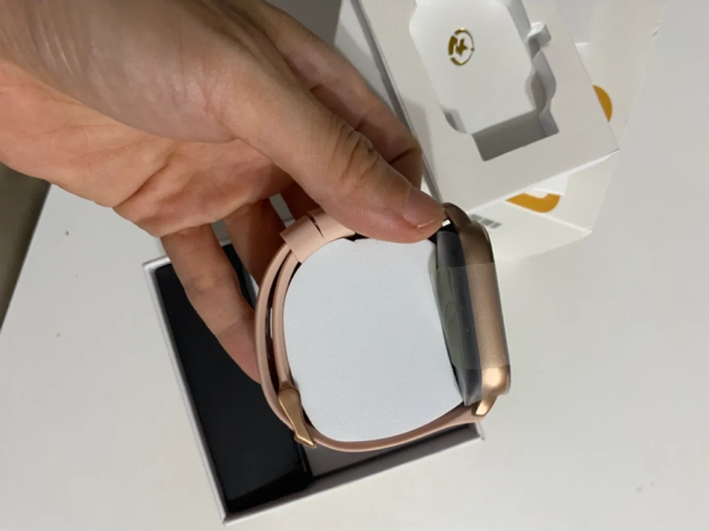 Brand New Smart Watch In Box（Selling a black one and 啊pink one） image indicator(3)