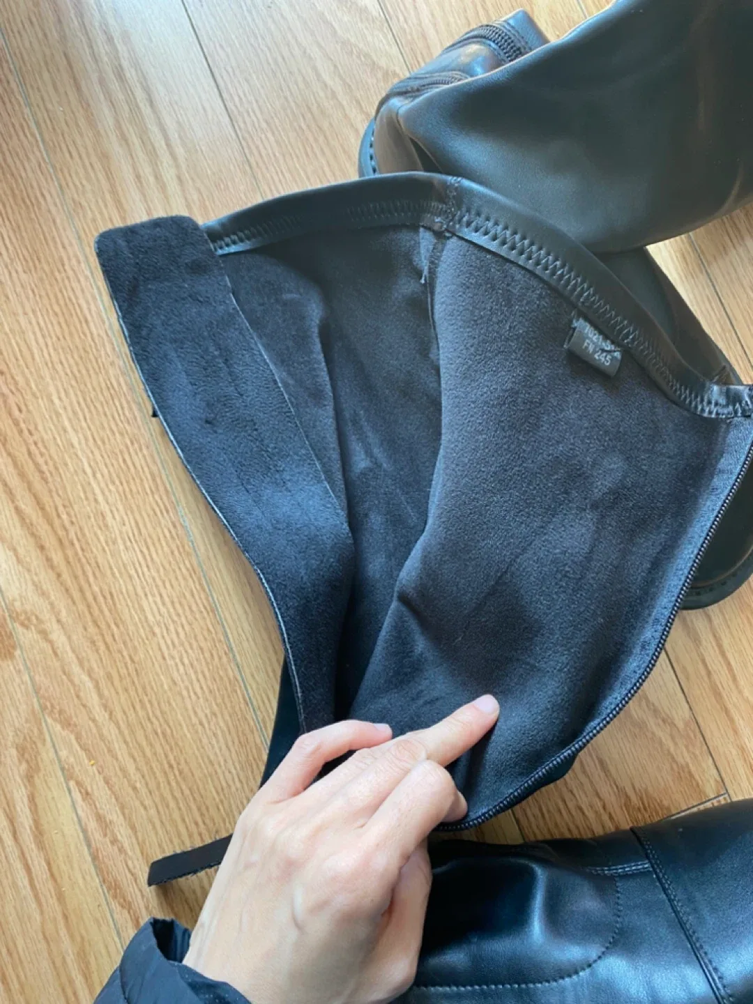 Black Leather Knee-High Boots, Furry inside Size 8.5 image indicator(5)