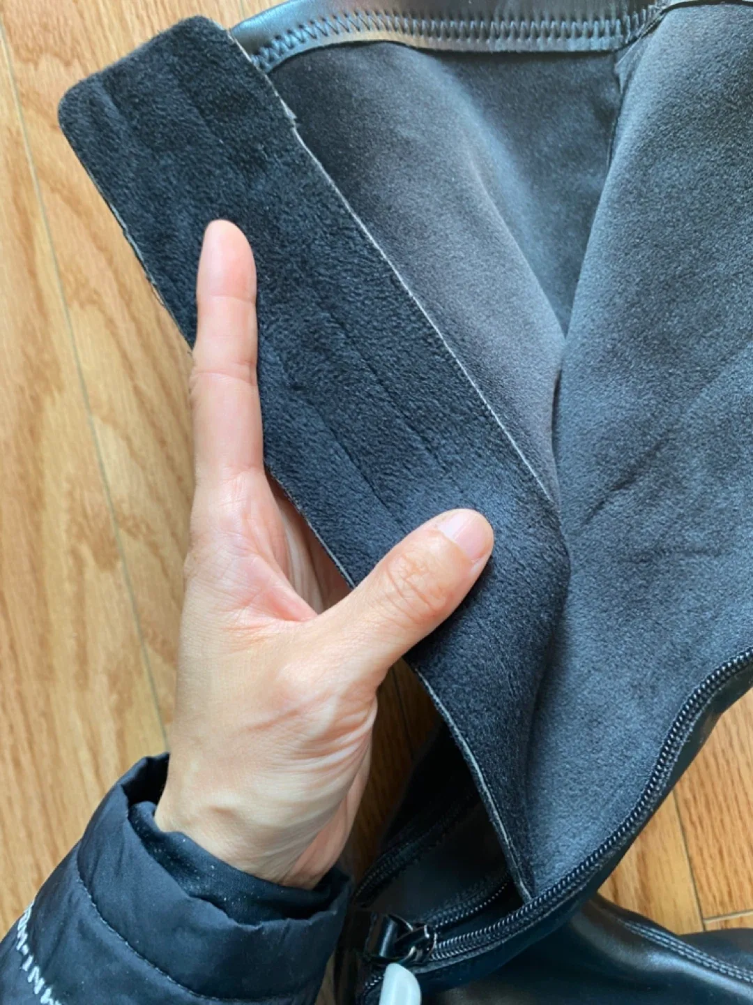 Black Leather Knee-High Boots, Furry inside Size 8.5 image indicator(4)