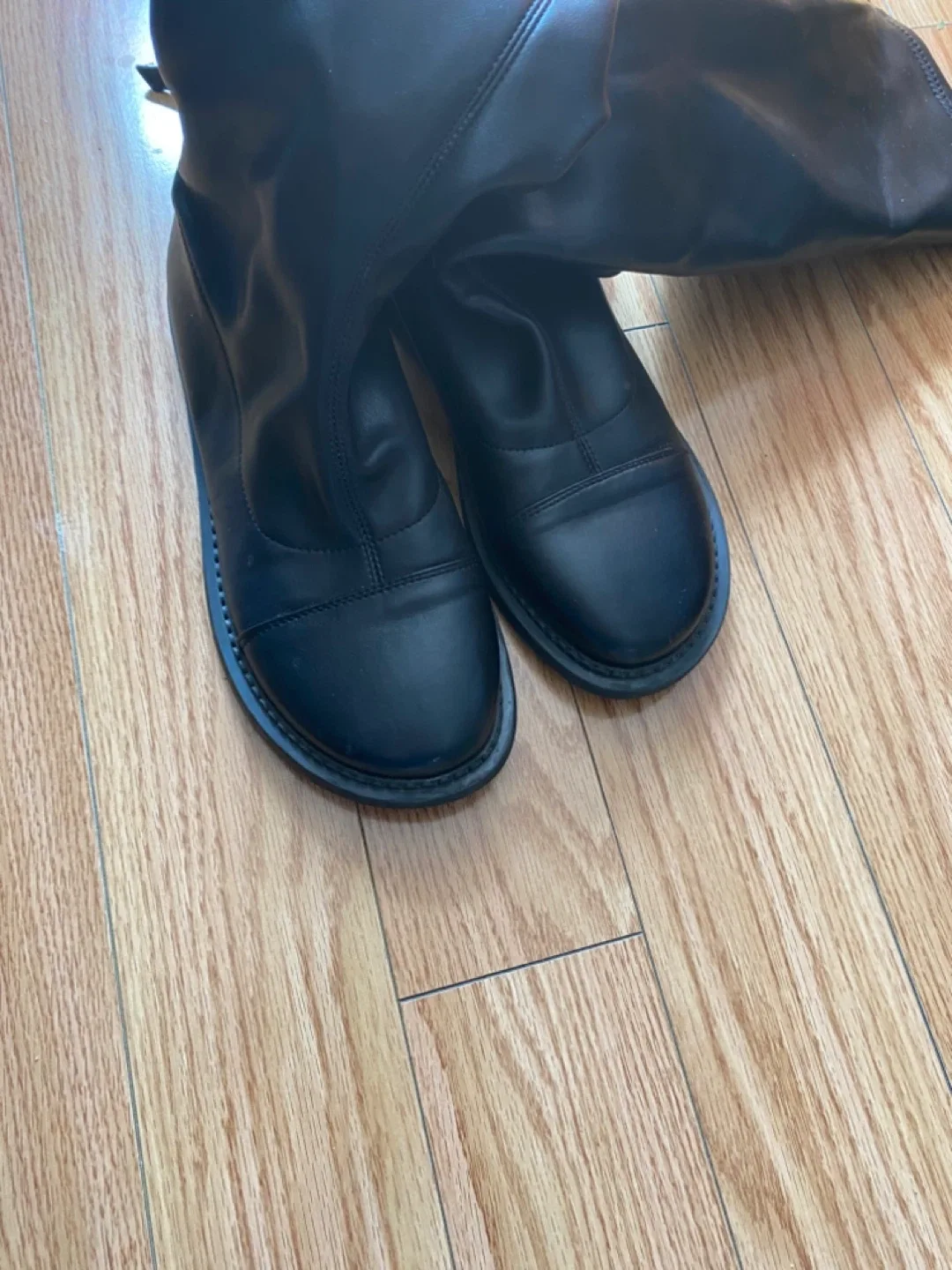 Black Leather Knee-High Boots, Furry inside Size 8.5 image indicator(2)