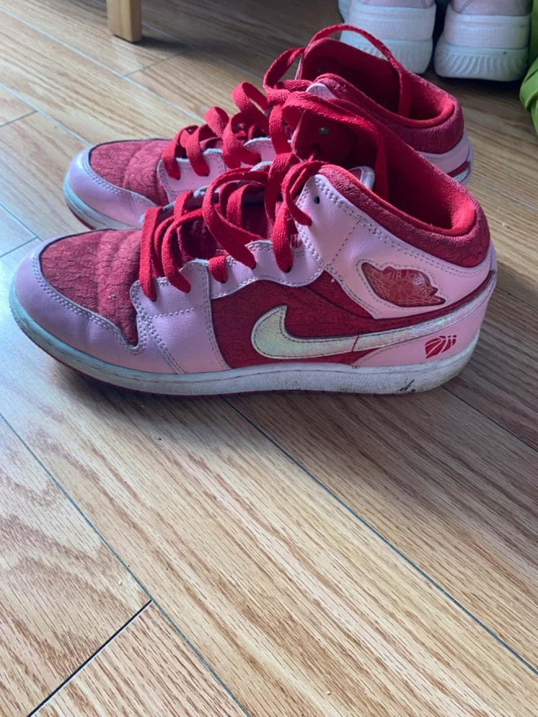 Nike Air Jordan 1 Mid Pink/Red Youth Size 6Y thumbnail