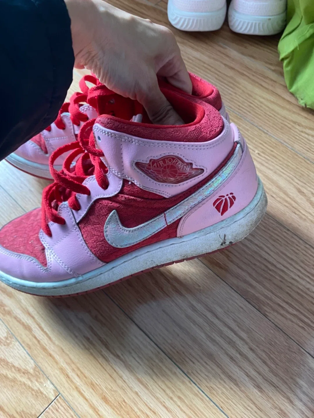 Nike Air Jordan 1 Mid Pink/Red Youth Size 6Y image indicator(2)