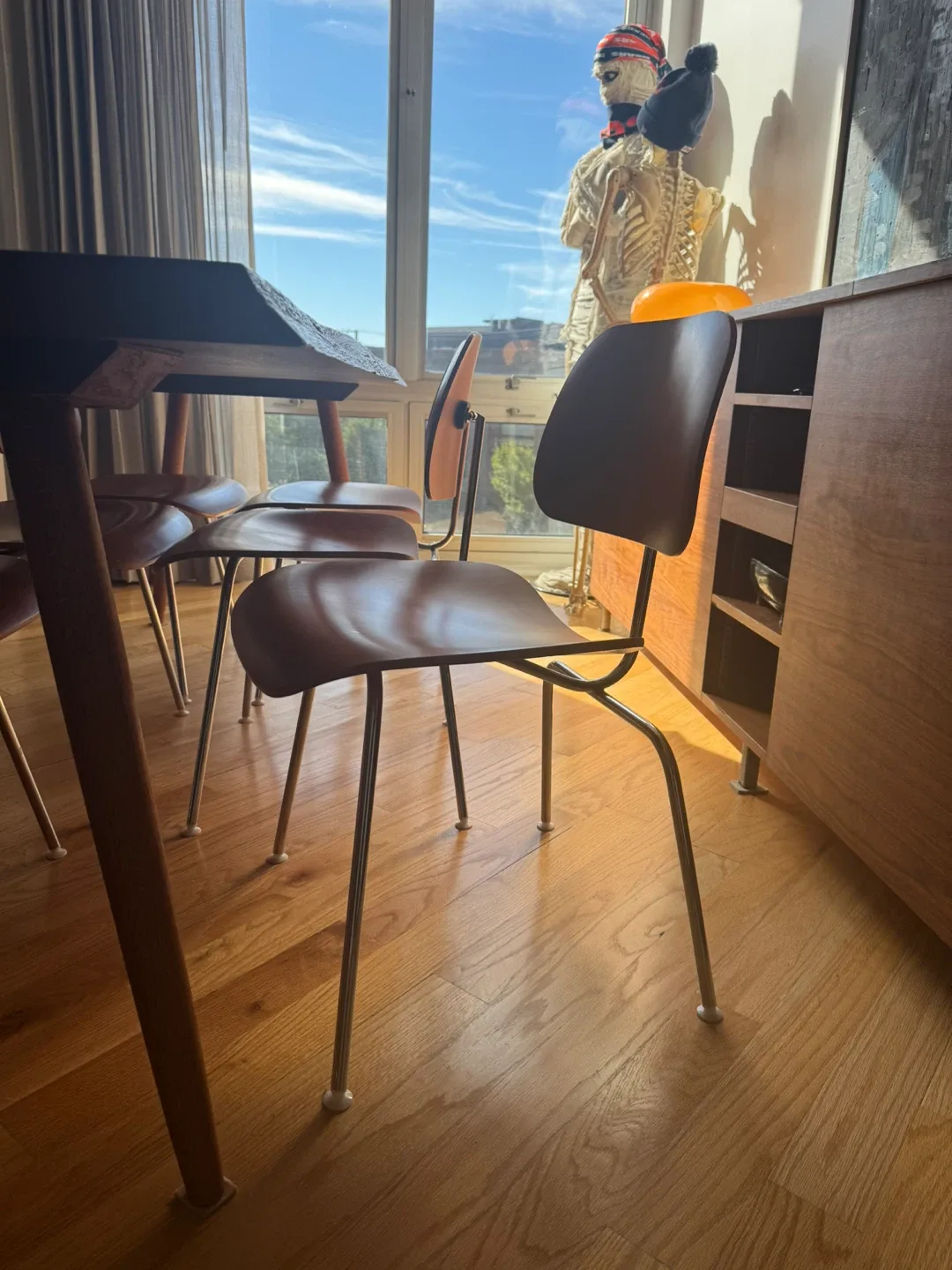 Live Edge Wood Dining Table with Chairs image indicator(7)