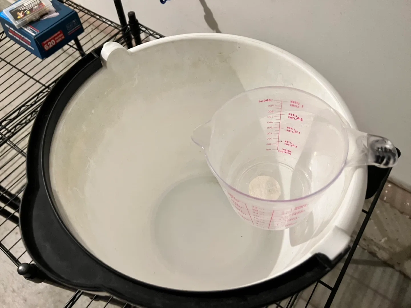 White plastic bucket with measuring cup image indicator(2)