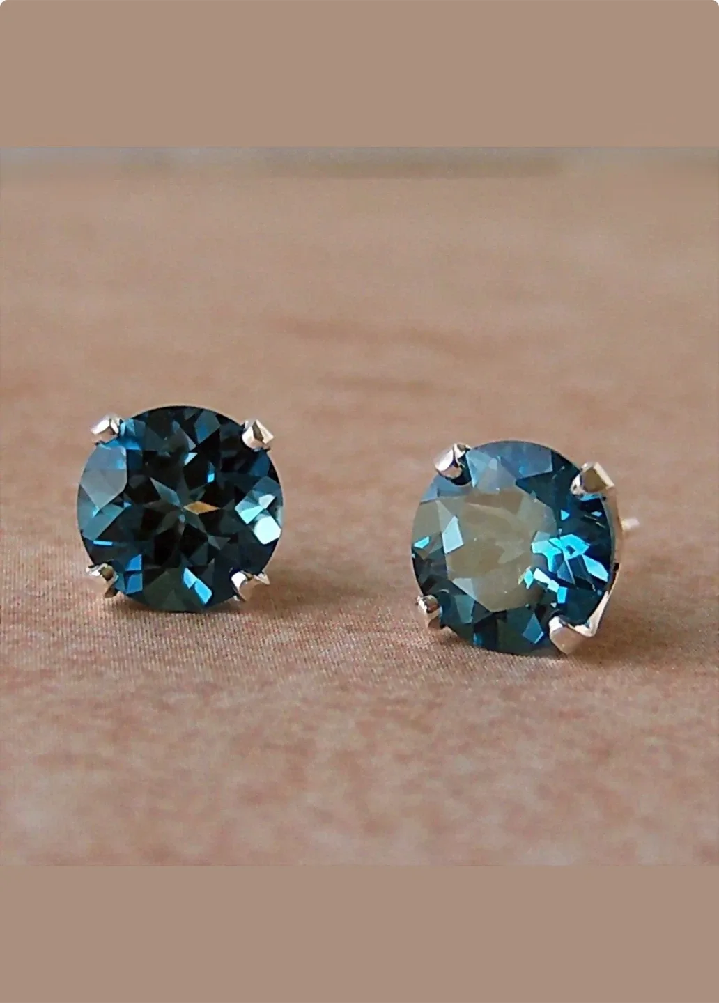 10KT Gold Stud Earrings thumbnail
