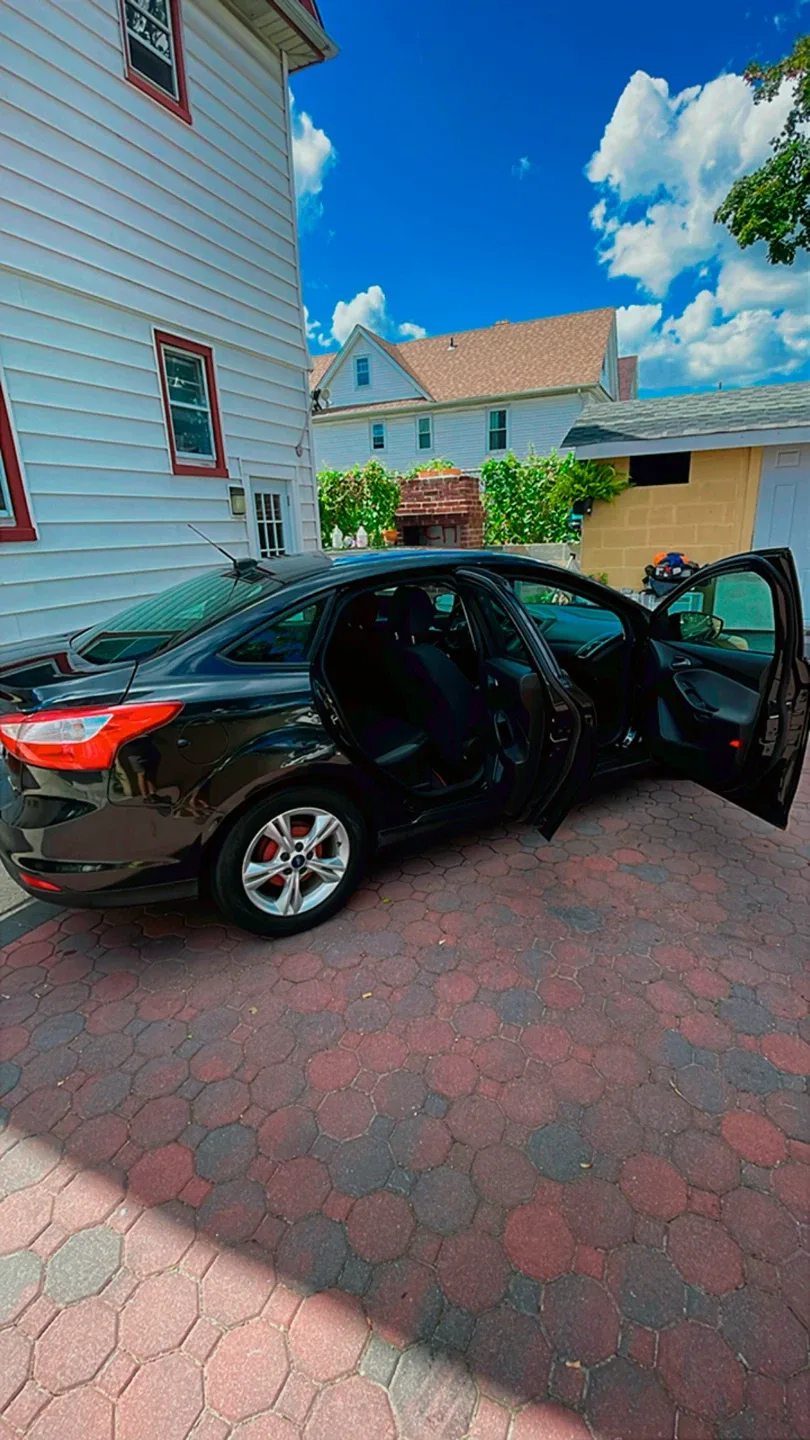 Ford Focus - Black 2013 image indicator(3)