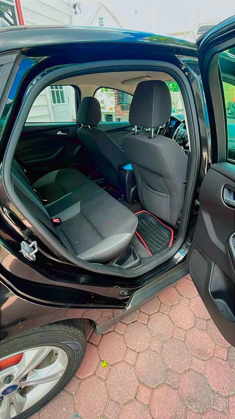 Ford Focus - Black 2013 image indicator(2)