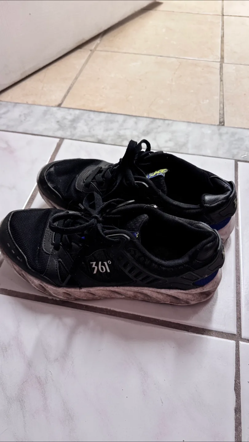 361° Black Running Shoes - US 8.5 image indicator(2)