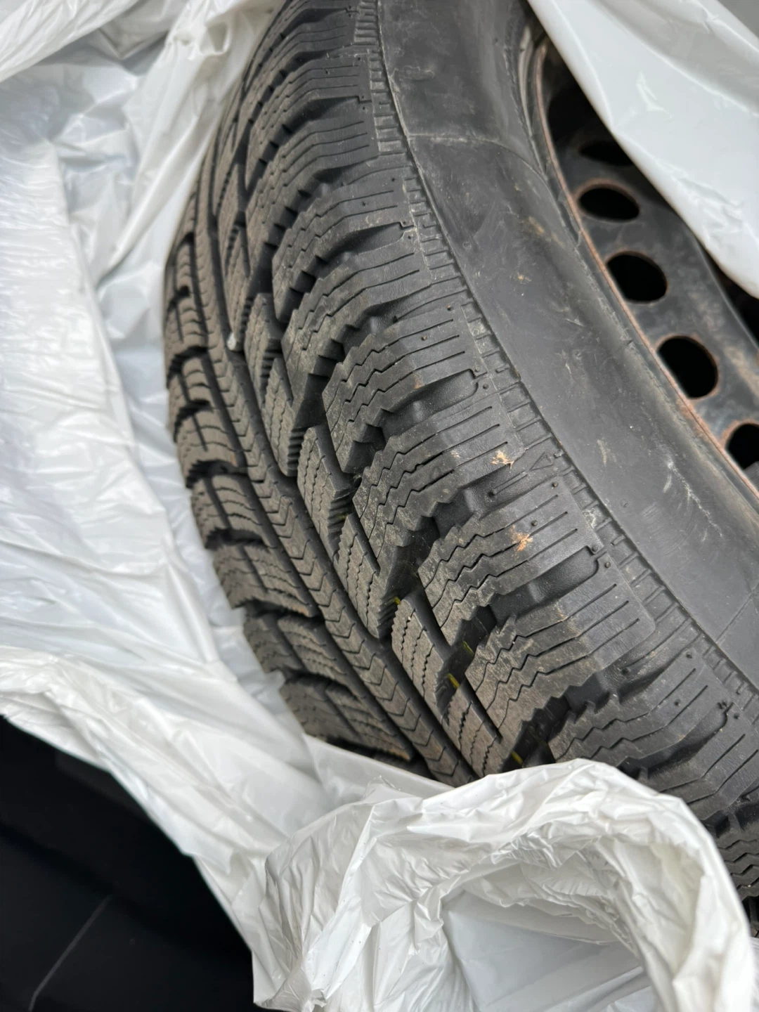 Used Winter Tires on Rims (low km) - photo 3