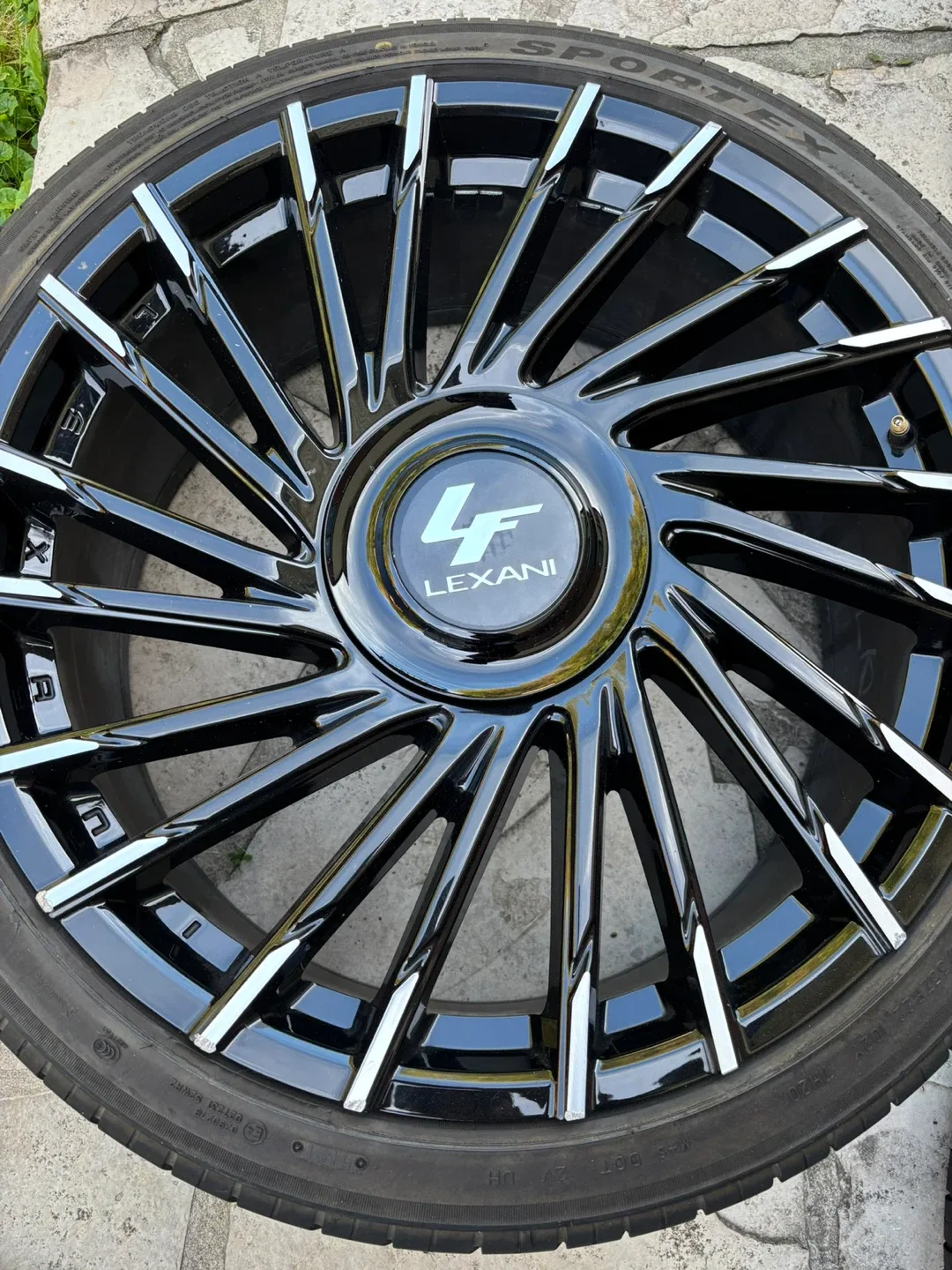 Lexani 265/35ZR22 Tires & Rims - Set of 4 image indicator(4)