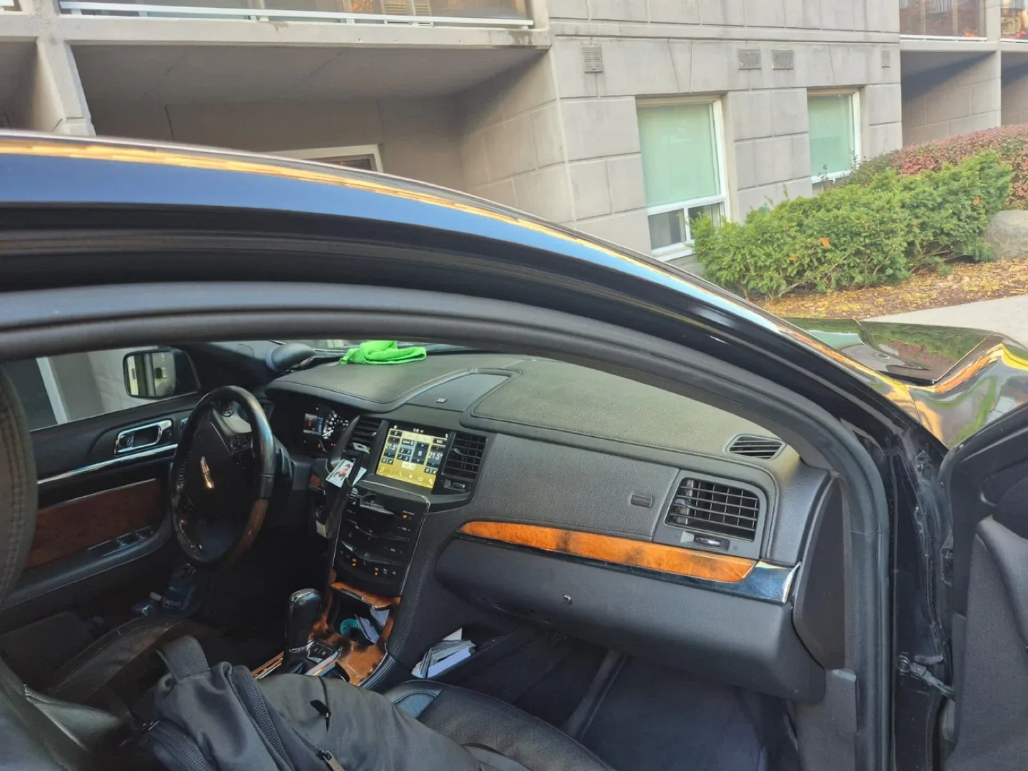 2016 Lincoln MKS AWD Luxury Sedan image indicator(4)