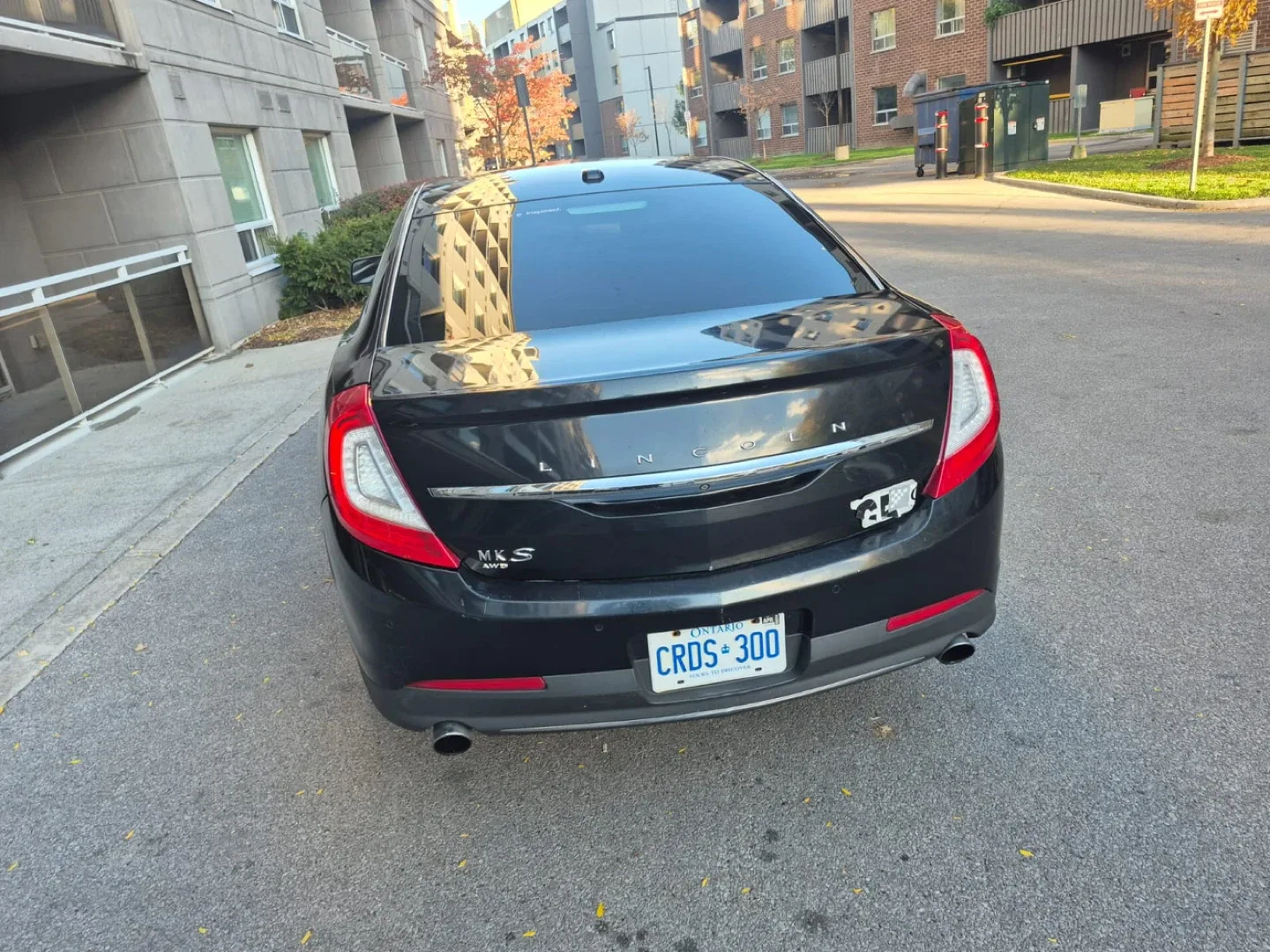 2016 Lincoln MKS AWD Luxury Sedan image indicator(2)