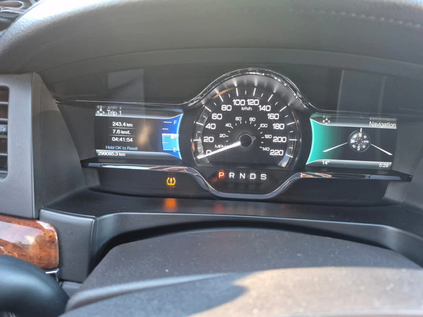 2016 Lincoln MKS AWD Luxury Sedan image indicator(8)