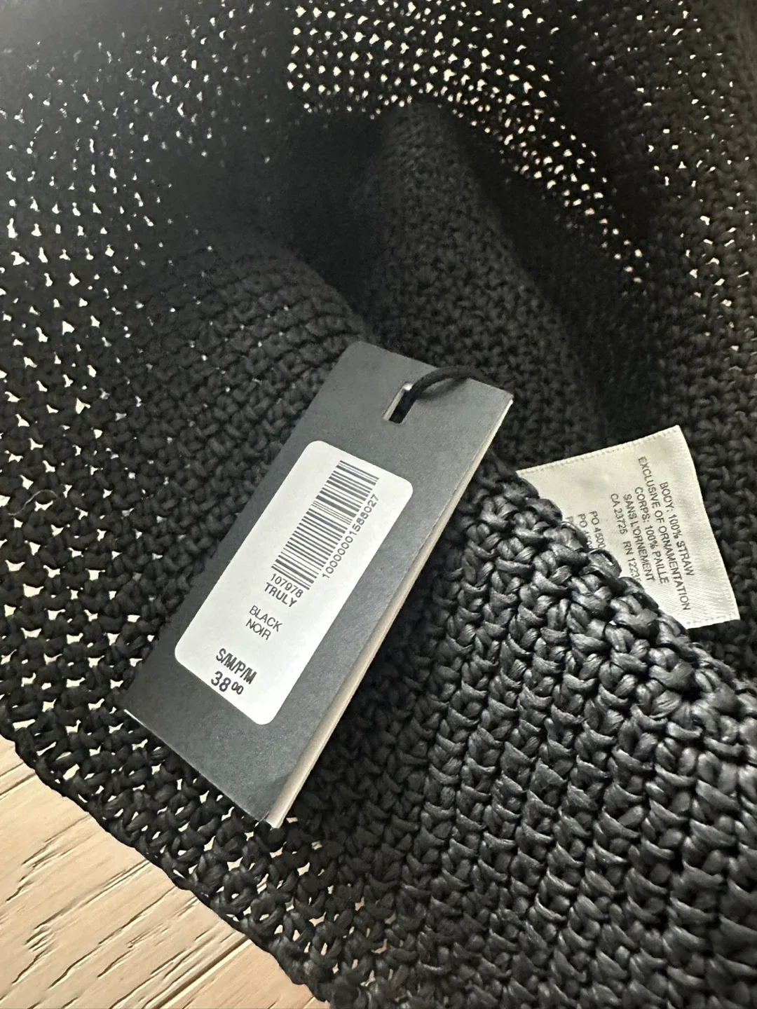 Aritzia hats and Toques $25 each image indicator(3)