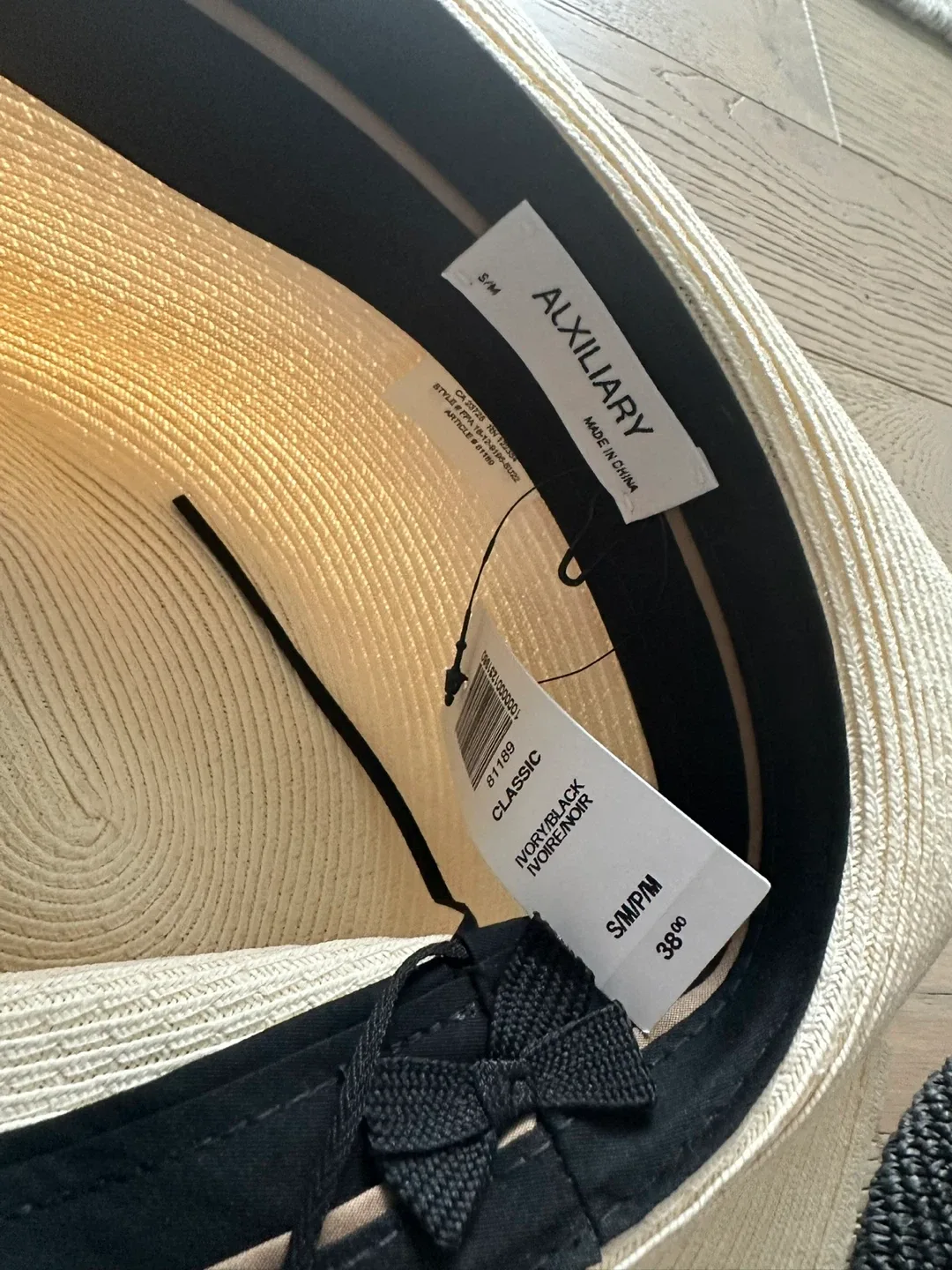 Aritzia hats and Toques $25 each image indicator(2)